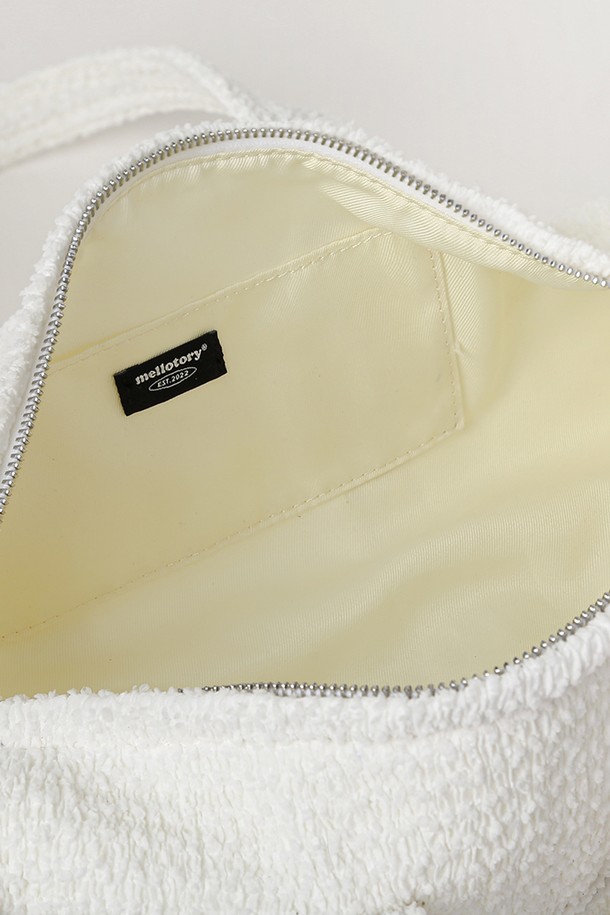 세련된 화이트 컬러의 패브릭 더플백입니다. 폴리에스테르, 나일론, 스판덱스 혼방 소재로 제작되어, 부드러운 라운드 텍스처와 푹신한 착용감을 선사합니다. 미디엄 사이즈의 무지 디자인으로, 더플 엠보싱과 키링 장식이 포인트를 더합니다. 손잡이와 사이드 포켓, 이중 손잡이, 토트백/숄더백 겸용, 내부 안감, 지퍼형 잠금 방식 등 실용적인 기능성을 갖췄습니다. 여행룩, 휴가룩, 피트니스룩 등 다양한 TPO에 캐주얼, 미니멀, 스포티 스타일을 연출할 수 있는 매력적인 아이템입니다.
