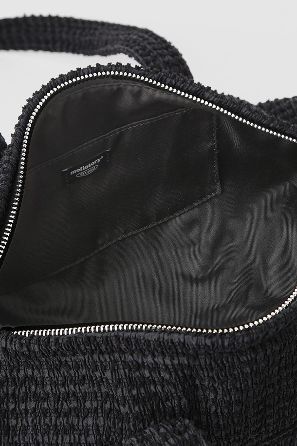 블랙 컬러의 여성용 패브릭 더플백입니다. 미디엄 사이즈로, 폴리에스테르, 나일론, 스판덱스 혼방 소재로 제작되어 튼튼하고 편안한 착용감을 제공합니다. 무지 디자인에 메탈 각인과 키링으로 포인트를 더했으며, 원통형 디자인과 지퍼형 잠금 방식으로 내용물을 안전하게 보호합니다. 내부 안감, 양쪽 수납 포켓, 토트백/숄더백 겸용, 이중 손잡이, 라운드 텍스처 등 실용적인 기능과 디자인을 갖춰 여행룩, 휴가룩, 피트니스룩, 그리고 미니멀, 캐주얼, 스포티 스타일을 즐겨 입는 여성에게 적합합니다.
