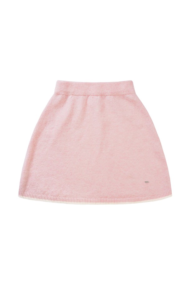 **라인 부클 니트 미니 스커트 (2COLOR)**

부드러운 부클 소재로 제작되어 포근한 착용감을 선사하는 라인 부클 니트 미니 스커트입니다. 캐주얼, 미니멀, 클래식 스타일을 아우르는 디자인으로 다양한 상의와 매치하기 용이합니다. A라인 핏으로 다리 라인을 더욱 슬림하게 연출해주며, 두께감 있는 니트 소재가 가을, 겨울 시즌에 따뜻함을 더합니다. 블랙과 핑크 두 가지 색상으로 출시되어 취향에 맞게 선택 가능하며, 데이트룩에 활용하기 좋습니다. 
