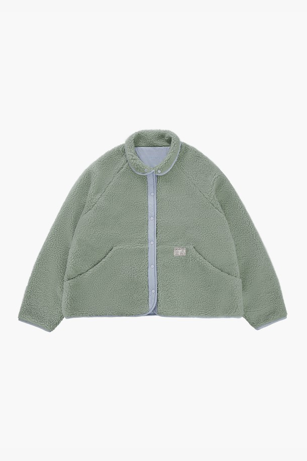 **리버시블 덤블 점퍼 (2color)**는 부드러운 촉감의 플리스와 폴리에스테르 소재로 제작되어 가을, 겨울철 따뜻하게 입을 수 있는 여성용 아우터입니다. 민트, 화이트 두 가지 컬러로 출시되어 취향에 맞게 선택 가능하며, 캐주얼 스타일의 오버핏 크롭 기장으로 편안하게 착용할 수 있습니다. 집업 디자인과 리버시블 기능으로 다양한 연출이 가능하며, 산책룩, 캠핑룩 등 폭넓은 TPO에 활용하기 좋습니다. 미니멀, 고프코어 스타일을 즐겨 입는 분들께 추천하는 아이템입니다.
