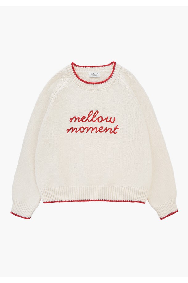 **멜로우 자수 라인 니트탑**은 부드러운 촉감의 폴리에스터, 나일론 혼방 소재로 제작된 여성용 니트/스웨터입니다. 라운드넥 디자인에 얇은 두께감으로 봄, 가을 간절기에 활용하기 좋으며, 캐주얼 및 베이직 스타일을 연출할 수 있습니다. 아이보리, 네이비 두 가지 컬러로 출시되었으며, 라글란 소매와 밑단 컬러 라인 디테일, 로고 라벨이 특징입니다. 루즈핏으로 편안하게 착용 가능하며, 자수 및 레터링 패턴이 돋보입니다. 안감이 있어 비침 걱정 없이 착용할 수 있습니다.
