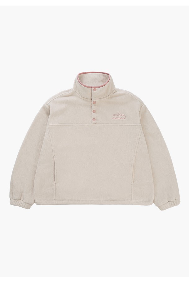 부드러운 플리스 소재의 여성 플리스 풀오버 티셔츠입니다. 베이지와 블랙 두 가지 색상으로 출시되어, 일상에서 폭넓게 활용할 수 있습니다. 하프넥 디자인과 오버핏으로 편안한 착용감을 선사하며, 가을과 겨울에 따뜻하게 입기 좋습니다. 캐주얼, 미니멀 스타일을 추구하는 분들께 추천하며, 산책룩이나 집콕룩으로도 안성맞춤입니다. 두꺼운 두께감으로 보온성을 높였습니다.
