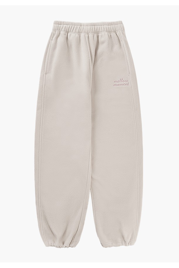 부드러운 플리스 소재의 플리스 투웨이 팬츠 (라이트베이지)입니다. 루즈핏으로 편안한 착용감을 선사하며, 가을과 겨울철에 따뜻하게 입을 수 있습니다. 무지 디자인에 긴 기장으로, 캐주얼하고 베이직한 스타일을 연출합니다. 투웨이 디자인으로 다양한 스타일링이 가능하며, 집콕룩이나 산책룩으로 활용하기 좋습니다. 밴딩 처리로 편안하게 활동할 수 있습니다.
