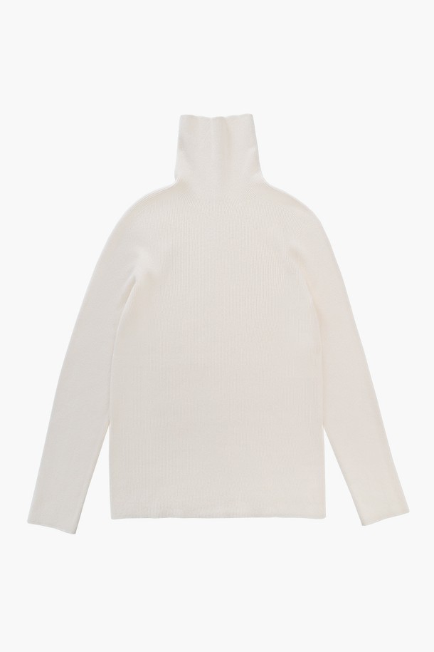 **하이넥 니트탑 (2color)**

부드러운 촉감의 하이넥 니트탑입니다. 가을과 겨울에 따뜻하게 착용하기 좋은 두꺼운 두께감의 니트 소재로 제작되었습니다. 미니멀하고 베이직한 스타일로, 심플한 디자인이 돋보입니다. 레귤러핏으로 편안하게 착용 가능하며, 출근룩으로도 활용하기 좋습니다. 화이트와 블랙 두 가지 색상으로 만나보세요.
