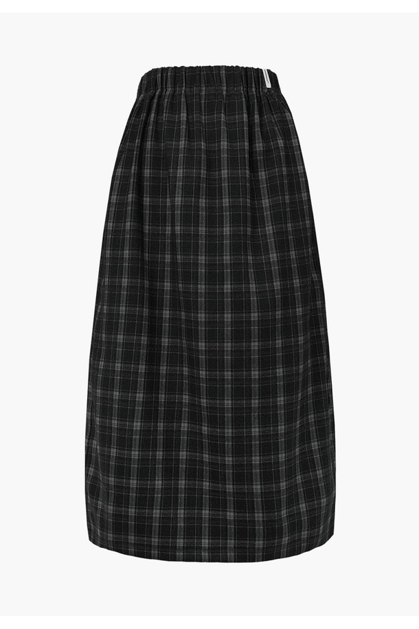 **체크 H라인 스커트 (2color)**

가을, 겨울 시즌에 어울리는 여성용 체크 H라인 스커트입니다. 울 소재로 제작되어 따뜻하고 뻣뻣한 촉감이 특징이며, 레귤러핏으로 편안하게 착용할 수 있습니다. 클래식하고 베이직한 디자인으로 오피스룩, 출근룩, 모임룩 등 다양한 TPO에 활용 가능합니다. 네이비와 그레이, 두 가지 컬러로 출시되어 취향에 맞게 선택할 수 있습니다. 미니멀하고 시크한 스타일을 연출하기 좋습니다.
