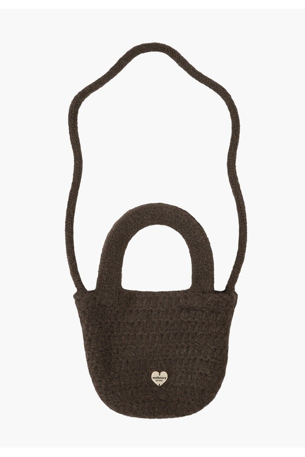 사랑스러운 하트 디자인이 돋보이는 하트 미니 니팅백 (딥브라운)입니다. 부드러운 니트 소재로 제작되어 포근한 느낌을 주며, 걸리시, 로맨틱, 미니멀 스타일을 연출하기 좋습니다. 데이트룩, 모임룩, 소개팅룩 등 다양한 TPO에 매치하여 여성스러운 분위기를 더해보세요. 미니 사이즈로 휴대성을 높였으며, 딥브라운 컬러가 세련된 포인트를 선사합니다. 니팅 디테일이 돋보이는 이 가방은 당신의 스타일 지수를 한층 끌어올릴 것입니다.
