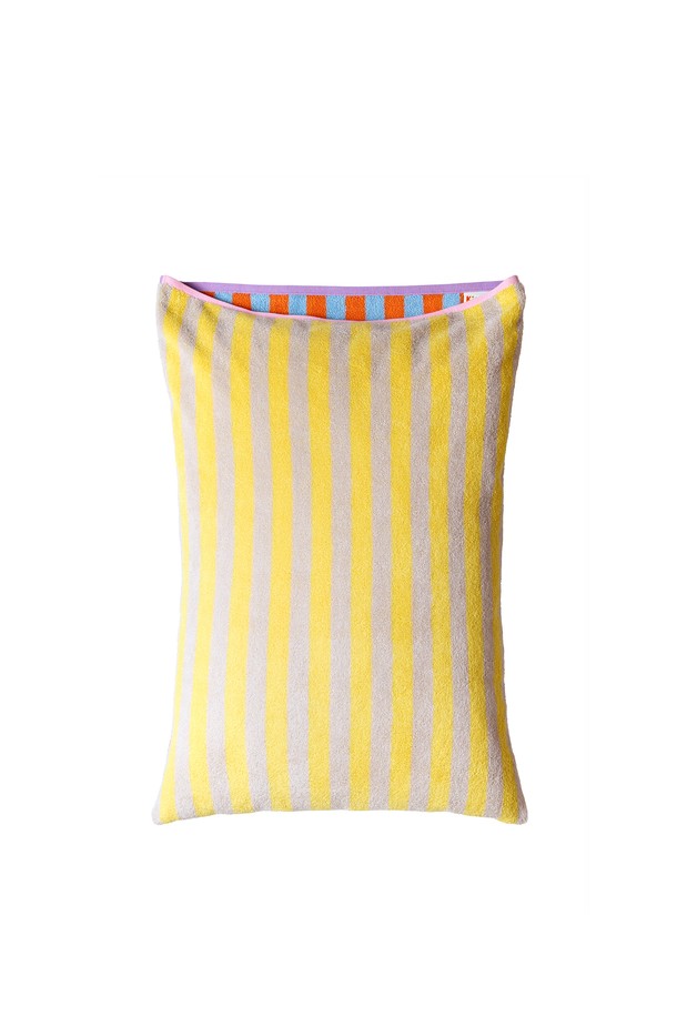 런던모닝 수피마 베개커버는 부드러운 촉감과 뛰어난 내구성을 자랑하는 50x70cm 사이즈의 베개 커버입니다. 수피마 코튼 100% 소재로 제작되어 실크 같은 광택을 선사하며, 40수 원단의 섬세함으로 흡습 및 통기 기능이 우수합니다. 런던모닝, 파파야 아일랜드, 카프리 웨이브, 오슬로 미드나잇 등 4가지 보더 컬러 디자인으로 침실 분위기를 예술적이고 고급스럽게 연출합니다. OEKO-TEX STANDARD 100 (1등급) 인증 및 피부자극/알러지 테스트를 통과하여 민감성 피부와 3세 이하 어린이도 안심하고 사용할 수 있습니다. 세탁 후 변형이 적고 색상 유지력이 뛰어나 오랫동안 만족스러운 사용감을 제공합니다.
