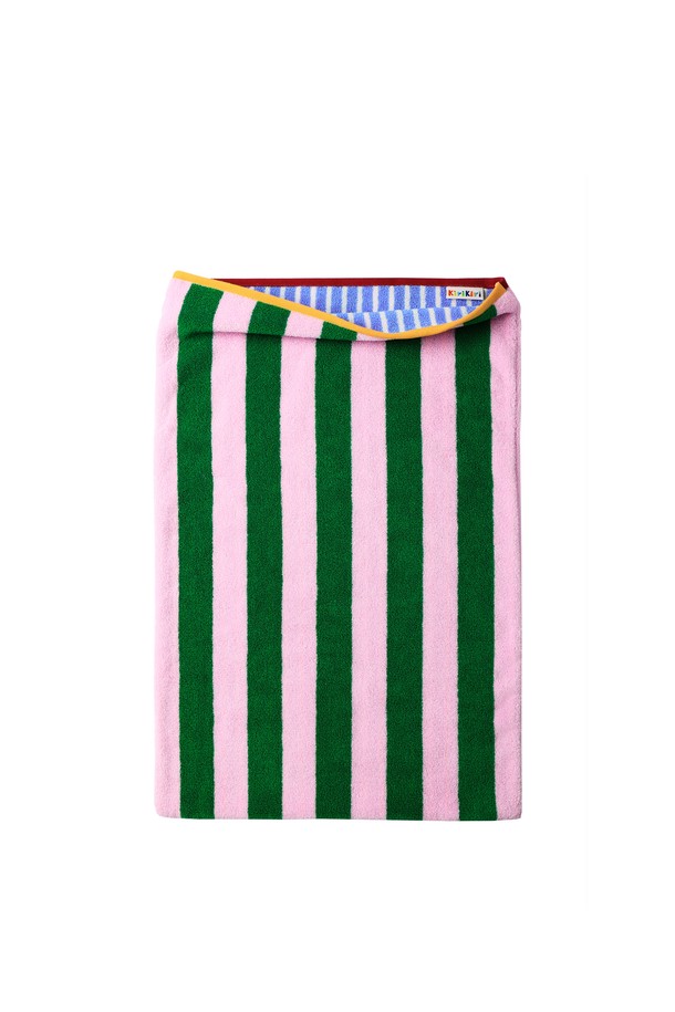 워터멜론 색상의 수피마(Supima) 베개커버는 50x70cm 사이즈에 350g의 무게로 제작되었습니다. 부드러운 촉감과 스트라이프 무늬가 특징이며, 흡습 및 통기성이 뛰어나 쾌적한 잠자리를 제공합니다. 최고급 수피마코튼 소재를 사용하여 실크와 같은 광택을 자랑하며, 필링(Pilling) 현상을 최소화하여 오랫동안 깨끗하게 사용할 수 있습니다. OEKO-TEX STANDARD 100 및 SUPIMA Cotton Certification 인증을 획득하여 안심하고 사용할 수 있으며, 색상 유지력과 형태 유지력이 우수합니다. 알러지 방지 기능과 고밀도 직조로 제작되어 위생적입니다.
