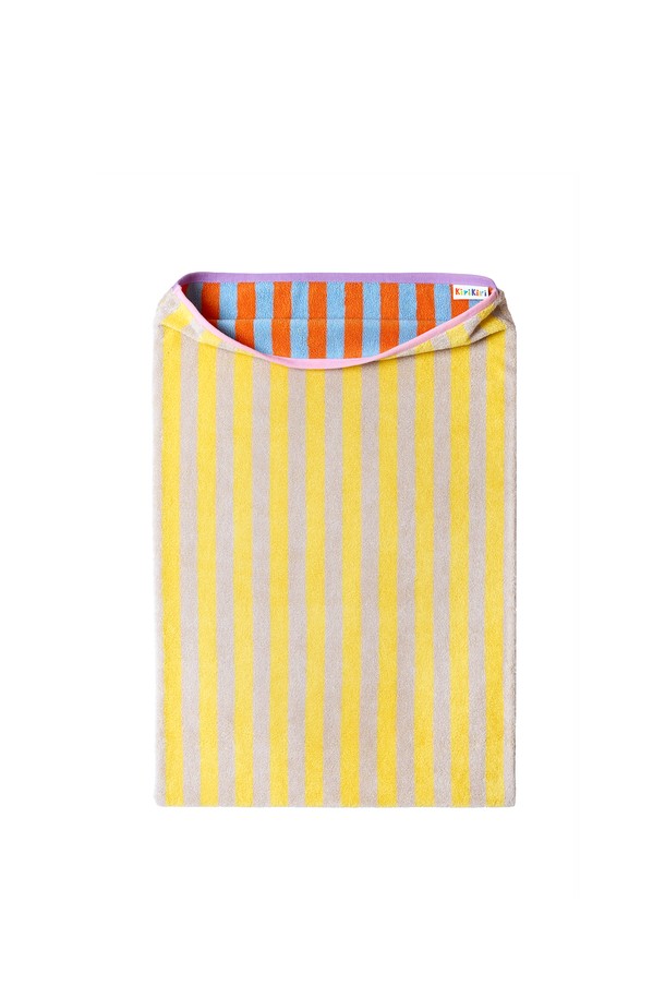 런던모닝 수피마 베개커버는 부드러운 촉감과 뛰어난 내구성을 자랑하는 50x70cm 사이즈의 베개 커버입니다. 수피마 코튼 100% 소재로 제작되어 실크 같은 광택을 선사하며, 40수 원단의 섬세함으로 흡습 및 통기 기능이 우수합니다. 런던모닝, 파파야 아일랜드, 카프리 웨이브, 오슬로 미드나잇 등 4가지 보더 컬러 디자인으로 침실 분위기를 예술적이고 고급스럽게 연출합니다. OEKO-TEX STANDARD 100 (1등급) 인증 및 피부자극/알러지 테스트를 통과하여 민감성 피부와 3세 이하 어린이도 안심하고 사용할 수 있습니다. 세탁 후 변형이 적고 색상 유지력이 뛰어나 오랫동안 만족스러운 사용감을 제공합니다.
