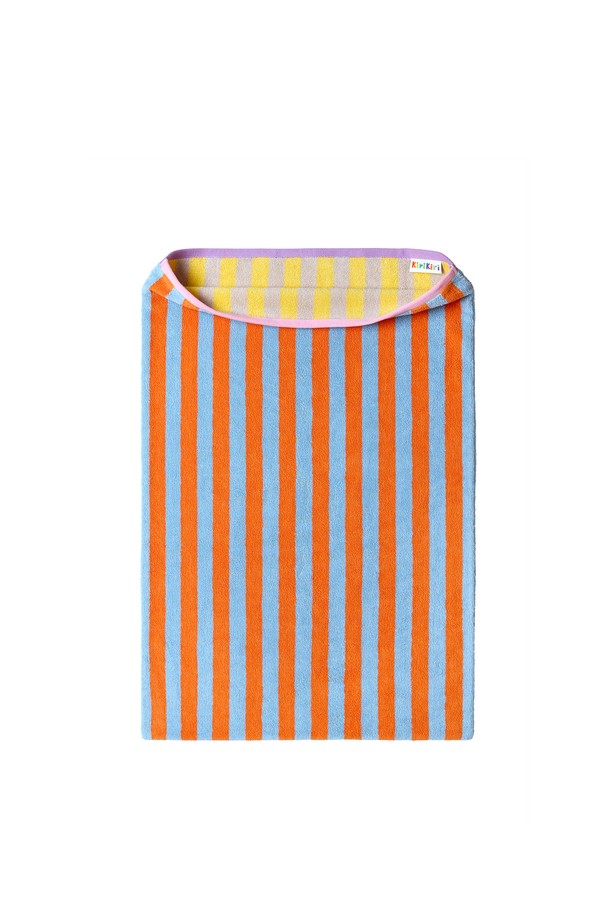 파파야아일랜드 수피마 베개커버 350g은 부드러운 촉감과 뛰어난 통기성을 자랑하는 베개커버입니다. 수피마 코튼 100% 소재로 제작되어 알러지 방지 기능과 우수한 내구성을 제공하며, 세탁 후에도 형태 변형이 적습니다. 다양한 침실 분위기를 연출할 수 있도록 파파야 아일랜드, 카프리 웨이브, 오슬로 미드나잇, 런던 모닝 등 다채로운 컬러를 선보입니다. 50x70cm 사이즈로 제작되었으며, 350g의 중량을 가지고 있습니다. Oeko-tex Standard 100 (Class 1 Grade) 인증을 받아 유해물질 걱정 없이 안심하고 사용할 수 있으며, 실크같은 광택과 선명한 색상 표현이 특징입니다.
