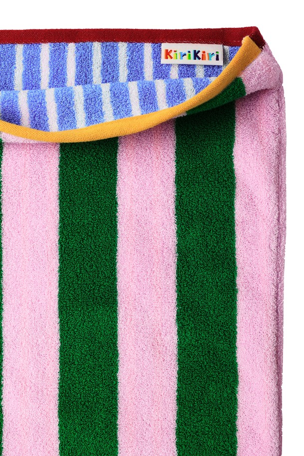 워터멜론 색상의 수피마(Supima) 베개커버는 50x70cm 사이즈에 350g의 무게로 제작되었습니다. 부드러운 촉감과 스트라이프 무늬가 특징이며, 흡습 및 통기성이 뛰어나 쾌적한 잠자리를 제공합니다. 최고급 수피마코튼 소재를 사용하여 실크와 같은 광택을 자랑하며, 필링(Pilling) 현상을 최소화하여 오랫동안 깨끗하게 사용할 수 있습니다. OEKO-TEX STANDARD 100 및 SUPIMA Cotton Certification 인증을 획득하여 안심하고 사용할 수 있으며, 색상 유지력과 형태 유지력이 우수합니다. 알러지 방지 기능과 고밀도 직조로 제작되어 위생적입니다.
