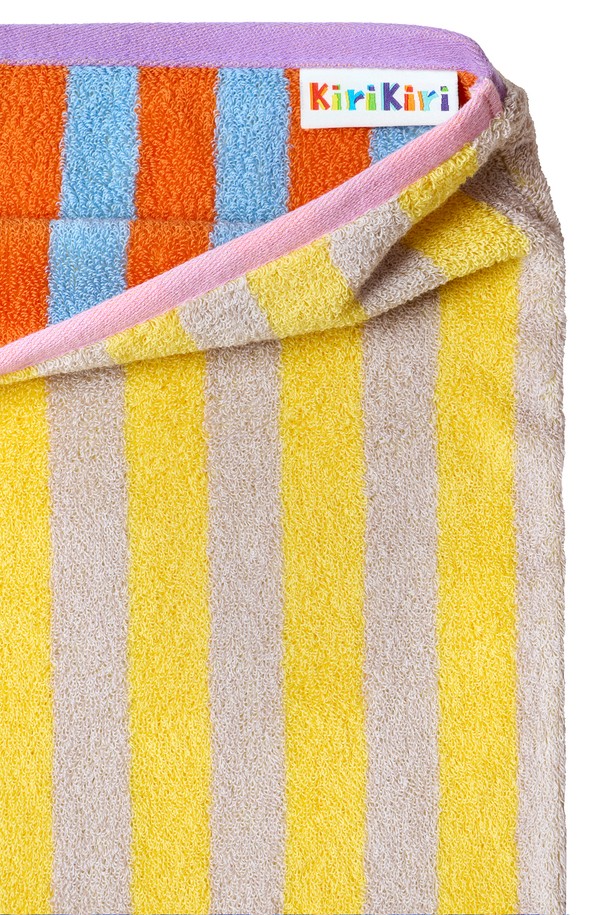 런던모닝 수피마 베개커버는 부드러운 촉감과 뛰어난 내구성을 자랑하는 50x70cm 사이즈의 베개 커버입니다. 수피마 코튼 100% 소재로 제작되어 실크 같은 광택을 선사하며, 40수 원단의 섬세함으로 흡습 및 통기 기능이 우수합니다. 런던모닝, 파파야 아일랜드, 카프리 웨이브, 오슬로 미드나잇 등 4가지 보더 컬러 디자인으로 침실 분위기를 예술적이고 고급스럽게 연출합니다. OEKO-TEX STANDARD 100 (1등급) 인증 및 피부자극/알러지 테스트를 통과하여 민감성 피부와 3세 이하 어린이도 안심하고 사용할 수 있습니다. 세탁 후 변형이 적고 색상 유지력이 뛰어나 오랫동안 만족스러운 사용감을 제공합니다.
