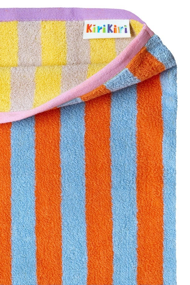 파파야아일랜드 수피마 베개커버 350g은 부드러운 촉감과 뛰어난 통기성을 자랑하는 베개커버입니다. 수피마 코튼 100% 소재로 제작되어 알러지 방지 기능과 우수한 내구성을 제공하며, 세탁 후에도 형태 변형이 적습니다. 다양한 침실 분위기를 연출할 수 있도록 파파야 아일랜드, 카프리 웨이브, 오슬로 미드나잇, 런던 모닝 등 다채로운 컬러를 선보입니다. 50x70cm 사이즈로 제작되었으며, 350g의 중량을 가지고 있습니다. Oeko-tex Standard 100 (Class 1 Grade) 인증을 받아 유해물질 걱정 없이 안심하고 사용할 수 있으며, 실크같은 광택과 선명한 색상 표현이 특징입니다.
