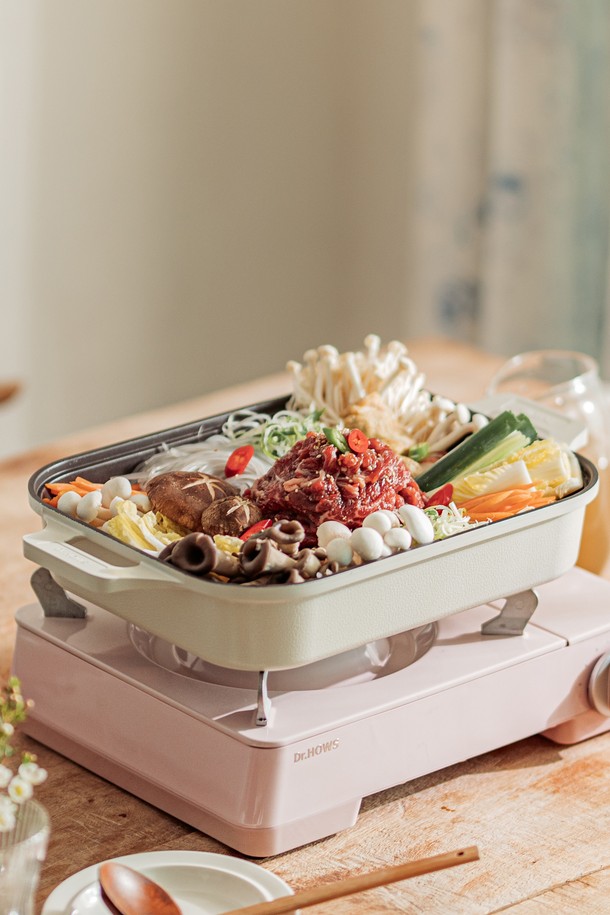 닥터하우스 IH인덕션 브리오 사각 그릴팬 30X24 (크림)은 에폭시 소재로 제작되었으며, 30X24 사이즈의 사각 형태 그릴팬입니다. 브리오 시리즈 제품으로, 주방에서 요리에 활용할 수 있는 조리 도구입니다. 크림 색상으로 디자인되어 주방 인테리어에 은은함을 더합니다. IH인덕션 기능을 지원하여 편리하게 사용할 수 있습니다.
