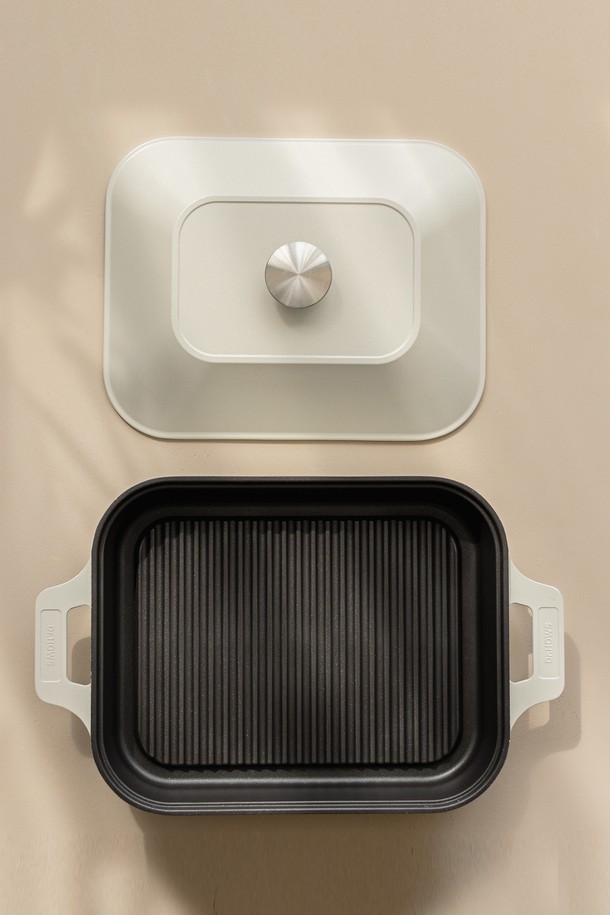 닥터하우스 IH인덕션 브리오 사각 그릴팬 30X24 (크림)은 에폭시 소재로 제작되었으며, 30X24 사이즈의 사각 형태 그릴팬입니다. 브리오 시리즈 제품으로, 주방에서 요리에 활용할 수 있는 조리 도구입니다. 크림 색상으로 디자인되어 주방 인테리어에 은은함을 더합니다. IH인덕션 기능을 지원하여 편리하게 사용할 수 있습니다.
