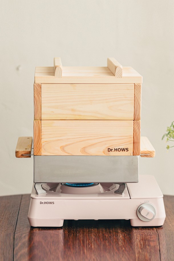 닥터하우스 자담 편백나무 찜기 2단 풀세트는 50년 이상 된 최상급 편백 원목과 위생적인 스테인리스를 사용하여 제작되었습니다. 천연 편백나무 질감과 자연스러운 나무결 무늬가 돋보이며, 인덕션 사용이 가능하여 편리합니다. 2개의 스테인리스 채반, 편백나무 찜기 1단 및 2단, 뚜껑, 스마일 칸막이 2개, 물솥으로 구성되어 다양한 요리를 즐길 수 있습니다. 수증기 조리 방식으로 음식의 영양소 파괴를 최소화하며, 고기, 해산물, 야채, 면, 국물 요리 등 다채로운 용도로 활용 가능합니다. 찜기 1단 안정적 고정을 위한 홈 설계와 편백나무 손잡이 적용으로 실용성을 더했습니다.
