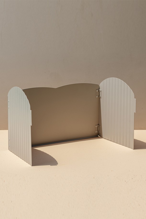 닥터하우스 트윙클 윈드가드/바람막이+보관가방 세트는 일상생활에서 활용하기 좋은 바람막이 세트입니다. 방풍 기능을 갖춰 변덕스러운 날씨에도 쾌적하게 활동할 수 있도록 도와줍니다. 보관가방이 함께 제공되어 휴대 및 보관이 용이합니다. 심플하고 실용적인 디자인으로 다양한 스타일링에 매치하기 좋습니다. 가볍고 편안한 착용감으로 활동성을 높여줍니다.
