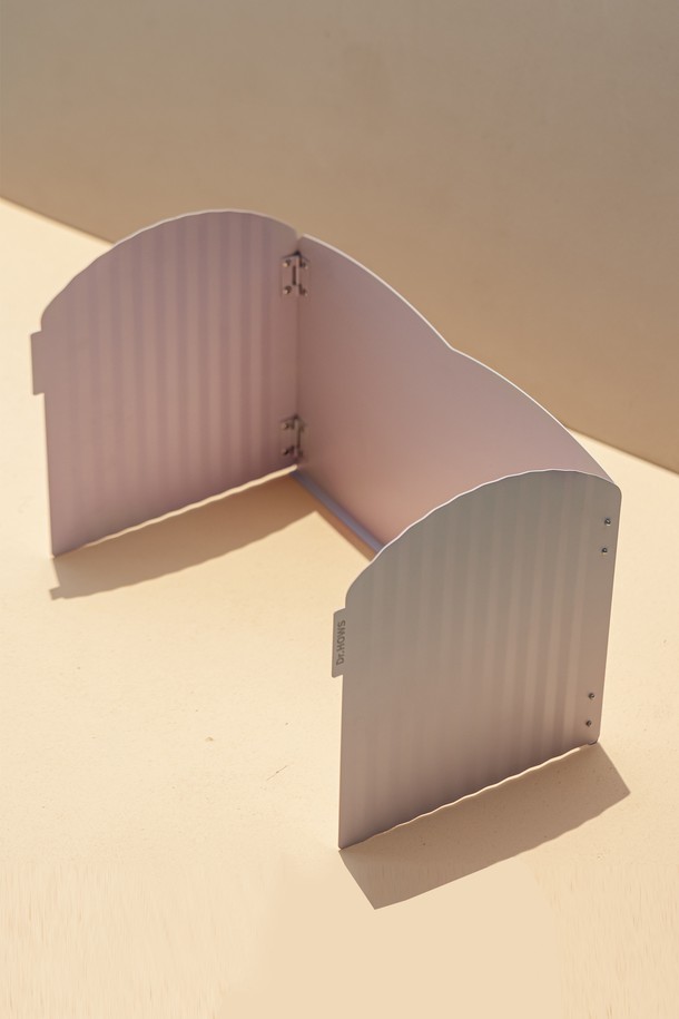 닥터하우스 트윙클 윈드가드/바람막이+보관가방 세트는 주방용품 카테고리에 속하는 플라스틱 소재의 바람막이입니다. 화이트 색상으로, 주방에서 사용하도록 설계되었으며 바람을 막아주는 기능과 함께 내용물을 보관할 수 있습니다. 사용하지 않을 때는 접어서 보관할 수 있으며, 보관을 위한 가방이 함께 제공됩니다. 무지 디자인으로 깔끔한 외관을 자랑합니다.
