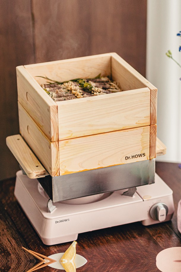 닥터하우스 자담 편백나무 찜기 2단 풀세트는 50년 이상 된 최상급 편백 원목과 위생적인 스테인리스를 사용하여 제작되었습니다. 천연 편백나무 질감과 자연스러운 나무결 무늬가 돋보이며, 인덕션 사용이 가능하여 편리합니다. 2개의 스테인리스 채반, 편백나무 찜기 1단 및 2단, 뚜껑, 스마일 칸막이 2개, 물솥으로 구성되어 다양한 요리를 즐길 수 있습니다. 수증기 조리 방식으로 음식의 영양소 파괴를 최소화하며, 고기, 해산물, 야채, 면, 국물 요리 등 다채로운 용도로 활용 가능합니다. 찜기 1단 안정적 고정을 위한 홈 설계와 편백나무 손잡이 적용으로 실용성을 더했습니다.
