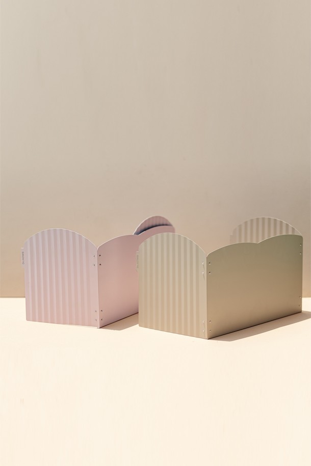 닥터하우스 트윙클 윈드가드/바람막이+보관가방 세트는 주방용품 카테고리에 속하는 플라스틱 소재의 바람막이입니다. 화이트 색상으로, 주방에서 사용하도록 설계되었으며 바람을 막아주는 기능과 함께 내용물을 보관할 수 있습니다. 사용하지 않을 때는 접어서 보관할 수 있으며, 보관을 위한 가방이 함께 제공됩니다. 무지 디자인으로 깔끔한 외관을 자랑합니다.
