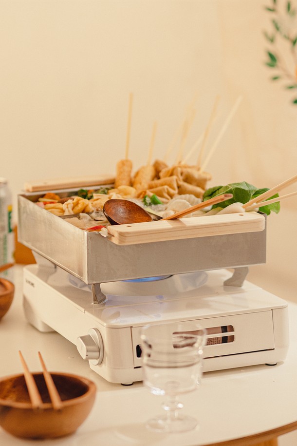 닥터하우스 자담 편백나무 찜기 2단 풀세트는 50년 이상 된 최상급 편백 원목과 위생적인 스테인리스를 사용하여 제작되었습니다. 천연 편백나무 질감과 자연스러운 나무결 무늬가 돋보이며, 인덕션 사용이 가능하여 편리합니다. 2개의 스테인리스 채반, 편백나무 찜기 1단 및 2단, 뚜껑, 스마일 칸막이 2개, 물솥으로 구성되어 다양한 요리를 즐길 수 있습니다. 수증기 조리 방식으로 음식의 영양소 파괴를 최소화하며, 고기, 해산물, 야채, 면, 국물 요리 등 다채로운 용도로 활용 가능합니다. 찜기 1단 안정적 고정을 위한 홈 설계와 편백나무 손잡이 적용으로 실용성을 더했습니다.
