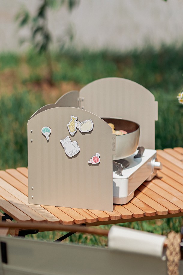 닥터하우스 트윙클 윈드가드/바람막이+보관가방 세트는 일상생활에서 활용하기 좋은 바람막이 세트입니다. 방풍 기능을 갖춰 변덕스러운 날씨에도 쾌적하게 활동할 수 있도록 도와줍니다. 보관가방이 함께 제공되어 휴대 및 보관이 용이합니다. 심플하고 실용적인 디자인으로 다양한 스타일링에 매치하기 좋습니다. 가볍고 편안한 착용감으로 활동성을 높여줍니다.
