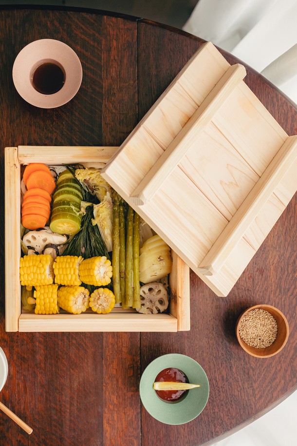 닥터하우스 자담 편백나무 찜기 2단 풀세트는 50년 이상 된 최상급 편백 원목과 위생적인 스테인리스를 사용하여 제작되었습니다. 천연 편백나무 질감과 자연스러운 나무결 무늬가 돋보이며, 인덕션 사용이 가능하여 편리합니다. 2개의 스테인리스 채반, 편백나무 찜기 1단 및 2단, 뚜껑, 스마일 칸막이 2개, 물솥으로 구성되어 다양한 요리를 즐길 수 있습니다. 수증기 조리 방식으로 음식의 영양소 파괴를 최소화하며, 고기, 해산물, 야채, 면, 국물 요리 등 다채로운 용도로 활용 가능합니다. 찜기 1단 안정적 고정을 위한 홈 설계와 편백나무 손잡이 적용으로 실용성을 더했습니다.
