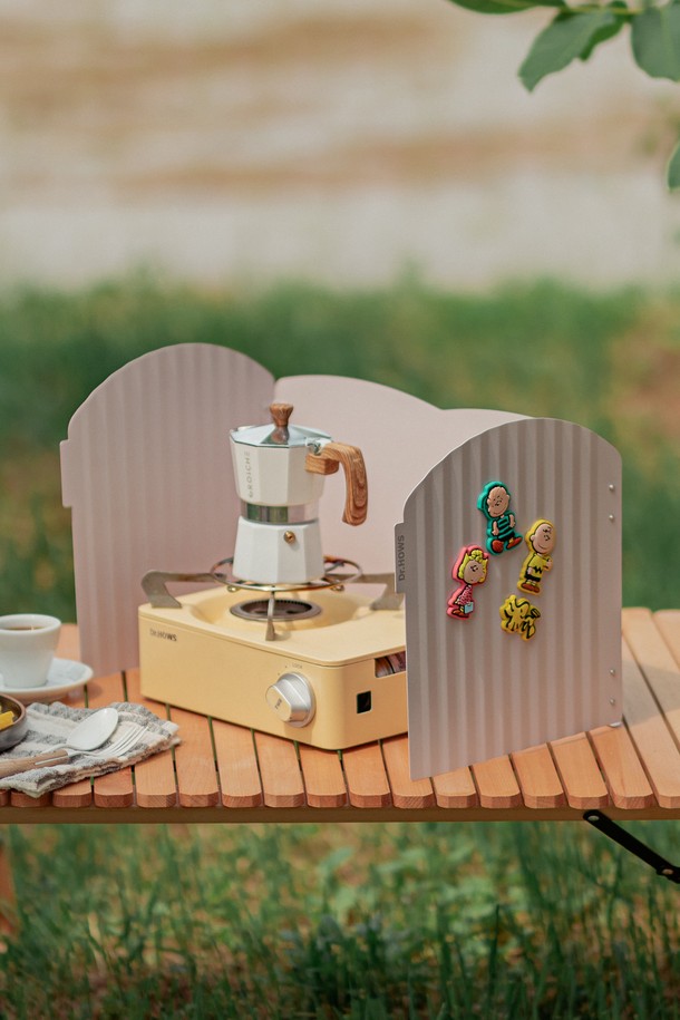 닥터하우스 트윙클 윈드가드/바람막이+보관가방 세트는 일상생활에서 활용하기 좋은 바람막이 세트입니다. 방풍 기능을 갖춰 변덕스러운 날씨에도 쾌적하게 활동할 수 있도록 도와줍니다. 보관가방이 함께 제공되어 휴대 및 보관이 용이합니다. 심플하고 실용적인 디자인으로 다양한 스타일링에 매치하기 좋습니다. 가볍고 편안한 착용감으로 활동성을 높여줍니다.
