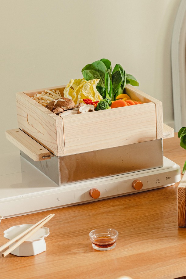 닥터하우스 자담 편백나무 찜기 2단 풀세트는 50년 이상 된 최상급 편백 원목과 위생적인 스테인리스를 사용하여 제작되었습니다. 천연 편백나무 질감과 자연스러운 나무결 무늬가 돋보이며, 인덕션 사용이 가능하여 편리합니다. 2개의 스테인리스 채반, 편백나무 찜기 1단 및 2단, 뚜껑, 스마일 칸막이 2개, 물솥으로 구성되어 다양한 요리를 즐길 수 있습니다. 수증기 조리 방식으로 음식의 영양소 파괴를 최소화하며, 고기, 해산물, 야채, 면, 국물 요리 등 다채로운 용도로 활용 가능합니다. 찜기 1단 안정적 고정을 위한 홈 설계와 편백나무 손잡이 적용으로 실용성을 더했습니다.
