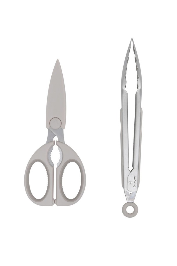 닥터하우스 데일리 주방가위＆집게 세트 라이트베이지는 주방 조리에 사용되는 주방용 가위와 집게 세트입니다. 스테인레스 소재로 제작되어 위생적이며, 라이트베이지 색상으로 주방 분위기를 화사하게 연출합니다. 가위와 집게로 구성되어 실용적인 조리가 가능하며, 인체공학적인 손잡이 디자인으로 편안한 그립감을 제공합니다. 깔끔하고 모던한 디자인으로 주방의 품격을 높여줍니다.