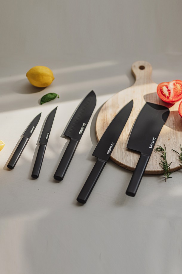 닥터하우스 데일리 과도 블랙은 주방 조리에 사용되는 과도입니다. 스테인리스스틸 칼날과 플라스틱 손잡이로 제작되었으며, 심플하고 모던한 디자인을 자랑합니다. 블랙 컬러로 세련된 느낌을 주며, 실용적인 사이즈로 데일리 사용에 적합합니다. 닥터하우스 데일리 과도 블랙으로 주방에서의 요리를 더욱 즐겁게 만들어 보세요.
