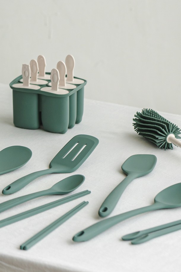 닥터하우스 시 실리콘 아이스샤베트는 시원한 여름을 위한 주방용품입니다. 그린, 화이트 색상의 실리콘 소재로 제작되어 안전하고 위생적으로 사용 가능하며, 냉동 보관이 용이합니다. 아이스크림 몰드 형태로 손잡이가 있어 편리하며, 분리형 디자인으로 세척 또한 간편합니다. 식기세척기 사용이 가능하여 관리가 용이하며, 재사용이 가능하여 경제적입니다. 아이스크림 틀 6구로 구성되어 있어, 집에서 직접 시원한 아이스샤베트를 만들어 보세요.
