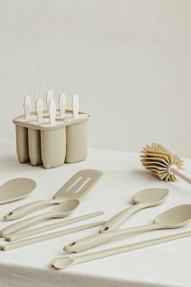 닥터하우스 시 실리콘 에어프라이어22는 부드러운 실리콘 소재로 제작되어 내열성과 내구성이 뛰어나 -40°C부터 250°C까지 폭넓은 온도에서 사용 가능합니다. 연녹차색과 진녹색 두 가지 색상으로 제공되며, 손잡이와 걸이형 디자인으로 사용과 보관이 편리합니다. 조리기구 표면을 보호하고 기름이 원활하게 흐르도록 돕는 실용적인 제품입니다. 사용 시에는 직접적인 불 접촉과 날카로운 도구 사용에 주의하고, 진한 색상의 음식 사용 시 이염될 수 있음을 유의해야 합니다.
