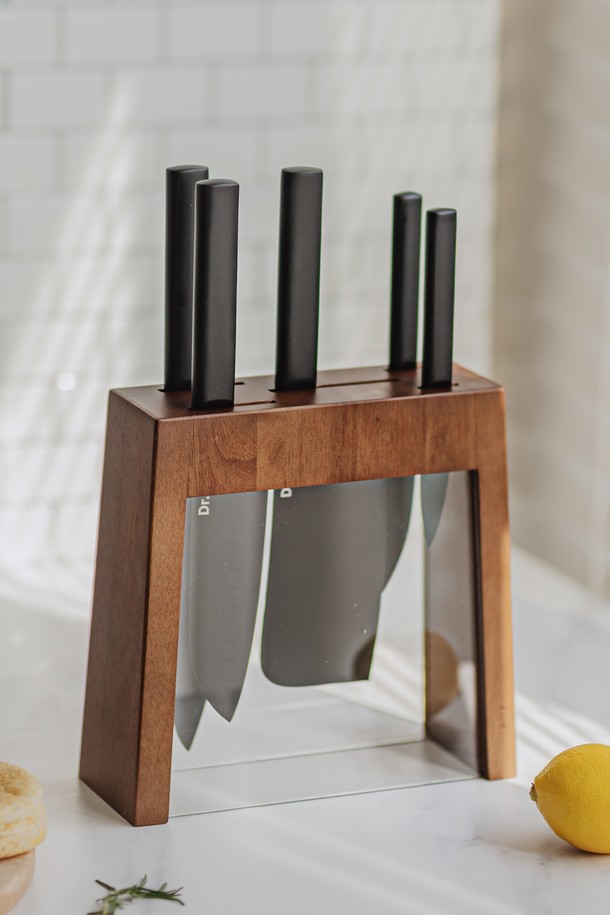 닥터하우스 데일리 중식도 블랙/주방칼은 주방 조리에 최적화된 조리 도구입니다. 심플하고 모던한 디자인의 블랙 색상으로, 주방 인테리어에 세련됨을 더합니다. 칼날은 중식도 형태로 제작되었으며, 녹슬기 쉬운 일반 탄소강과는 달리 위생적인 스테인리스 스틸 소재를 사용하여 제작되었습니다. 손잡이는 플라스틱 재질로 제작되어 편안한 그립감을 제공합니다. 환경을 생각하여 친환경 포장, 종이 완충제, 종이 테이프를 사용하여 제작되었습니다. 손세척으로 간편하게 관리할 수 있습니다.
