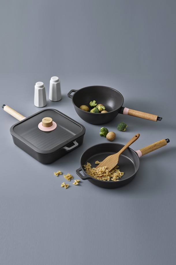 닥터하우스 보스크 인덕션 주물 궁중팬(웍) 24cm은 주방의 품격을 높여주는 필수템입니다. 메가스톤 트리플 코팅으로 뛰어난 논스틱 성능을 자랑하며, 90% 이상의 높은 열효율로 음식을 빠르고 맛있게 조리할 수 있습니다. 인덕션을 포함한 가스레인지, 핫플레이트 등 다양한 열원에서 사용 가능하며, 5mm 두께의 튼튼한 팬 바닥과 7mm 베이스는 뛰어난 열보존력을 제공합니다. 프리미엄 우드 핸들과 보조 손잡이의 조합은 안전하고 편리한 사용성을 보장하며, PFOA/PFOS 프리 제품으로 안심하고 사용할 수 있습니다.
