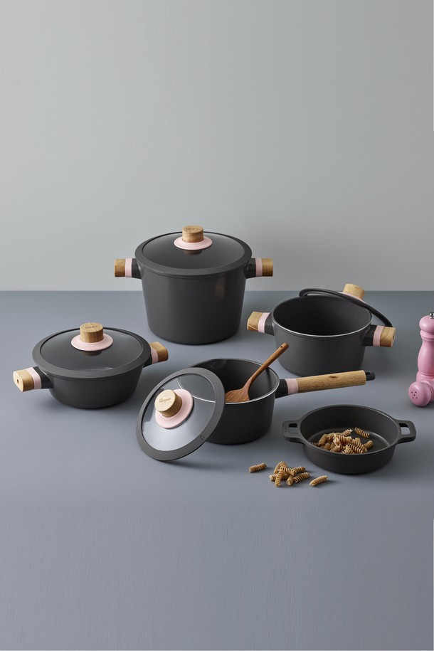 닥터하우스 보스크 인덕션 주물 궁중팬(웍) 24cm은 주방의 품격을 높여주는 필수템입니다. 메가스톤 트리플 코팅으로 뛰어난 논스틱 성능을 자랑하며, 90% 이상의 높은 열효율로 음식을 빠르고 맛있게 조리할 수 있습니다. 인덕션을 포함한 가스레인지, 핫플레이트 등 다양한 열원에서 사용 가능하며, 5mm 두께의 튼튼한 팬 바닥과 7mm 베이스는 뛰어난 열보존력을 제공합니다. 프리미엄 우드 핸들과 보조 손잡이의 조합은 안전하고 편리한 사용성을 보장하며, PFOA/PFOS 프리 제품으로 안심하고 사용할 수 있습니다.
