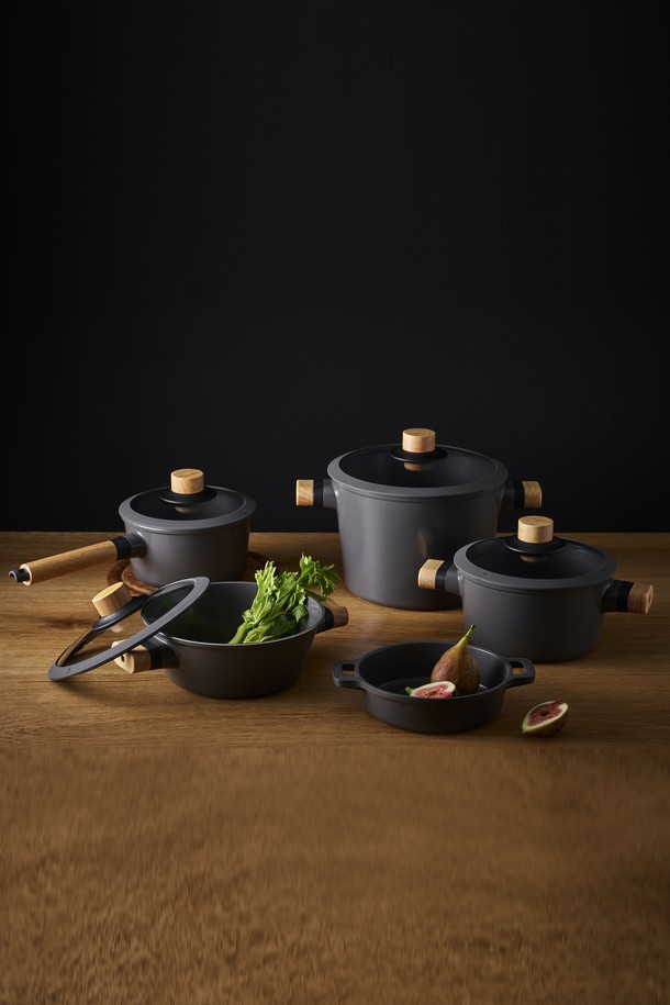 닥터하우스 보스크 인덕션 주물 궁중팬(웍) 24cm은 주방의 품격을 높여주는 필수템입니다. 메가스톤 트리플 코팅으로 뛰어난 논스틱 성능을 자랑하며, 90% 이상의 높은 열효율로 음식을 빠르고 맛있게 조리할 수 있습니다. 인덕션을 포함한 가스레인지, 핫플레이트 등 다양한 열원에서 사용 가능하며, 5mm 두께의 튼튼한 팬 바닥과 7mm 베이스는 뛰어난 열보존력을 제공합니다. 프리미엄 우드 핸들과 보조 손잡이의 조합은 안전하고 편리한 사용성을 보장하며, PFOA/PFOS 프리 제품으로 안심하고 사용할 수 있습니다.
