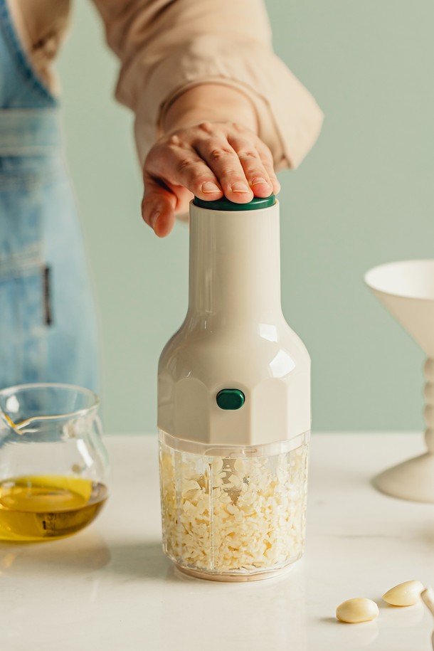 닥터하우스 데일리 야채다지기는 ABS, 스테인리스스틸, POM, PS, 실리콘 소재로 제작되었으며, 화이트와 그린 색상으로 제공됩니다. 손잡이, 접이식, 원터치, 안전잠금, 미끄럼방지 기능으로 편리하게 사용할 수 있습니다. 컴팩트한 분리형 3중날 디자인으로 야채, 과일, 마늘, 이유식 등 다양한 식재료를 간편하게 다질 수 있습니다. 세척이 용이하며 공간 절약과 휴대성이 뛰어나 실용적인 주방용품입니다.
