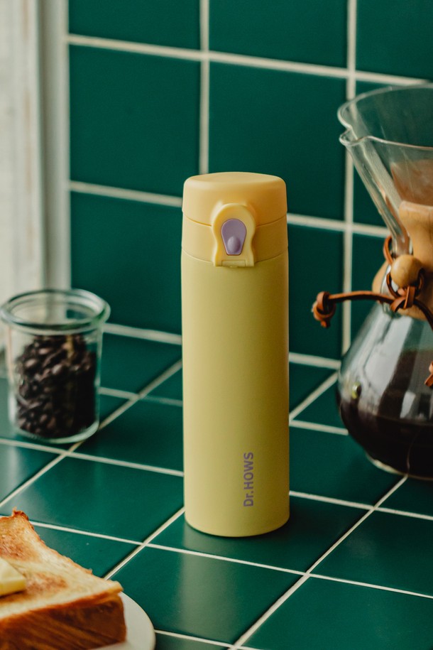 닥터하우스 아띠 원터치 보온병 350ML는 휴대성을 높인 옐로우 색상의 보온병입니다. 스테인리스 소재로 제작되어 튼튼하며, 350ML 용량으로 일상, 사무실, 여행, 아웃도어 등 다양한 상황에서 활용하기 좋습니다. 원터치 버튼으로 간편하게 열고 닫을 수 있으며, 넉넉한 보온/보냉 기능을 제공합니다. 심플하고 모던한 디자인에 원터치 잠금장치가 더해져 사용 편의성을 높였습니다.
