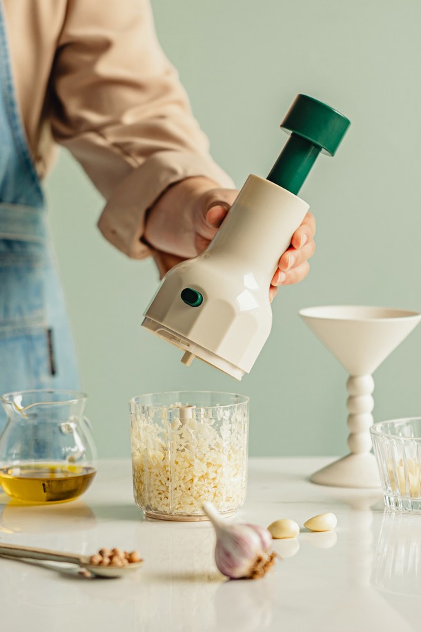 닥터하우스 데일리 야채다지기는 ABS, 스테인리스스틸, POM, PS, 실리콘 소재로 제작되었으며, 화이트와 그린 색상으로 제공됩니다. 손잡이, 접이식, 원터치, 안전잠금, 미끄럼방지 기능으로 편리하게 사용할 수 있습니다. 컴팩트한 분리형 3중날 디자인으로 야채, 과일, 마늘, 이유식 등 다양한 식재료를 간편하게 다질 수 있습니다. 세척이 용이하며 공간 절약과 휴대성이 뛰어나 실용적인 주방용품입니다.
