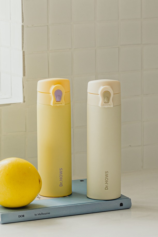 닥터하우스 아띠 원터치 보온병 350ML는 휴대성을 높인 옐로우 색상의 보온병입니다. 스테인리스 소재로 제작되어 튼튼하며, 350ML 용량으로 일상, 사무실, 여행, 아웃도어 등 다양한 상황에서 활용하기 좋습니다. 원터치 버튼으로 간편하게 열고 닫을 수 있으며, 넉넉한 보온/보냉 기능을 제공합니다. 심플하고 모던한 디자인에 원터치 잠금장치가 더해져 사용 편의성을 높였습니다.
