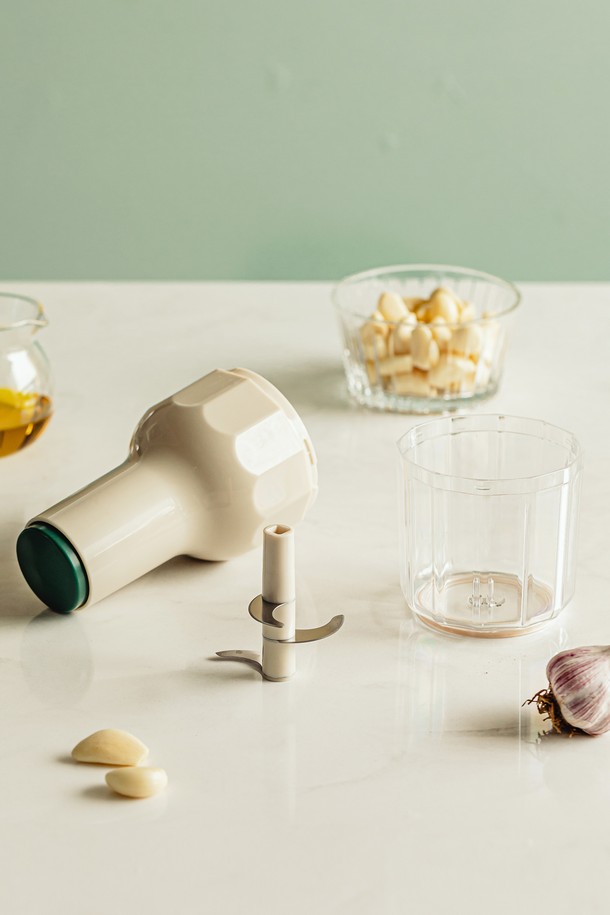 닥터하우스 데일리 야채다지기는 ABS, 스테인리스스틸, POM, PS, 실리콘 소재로 제작되었으며, 화이트와 그린 색상으로 제공됩니다. 손잡이, 접이식, 원터치, 안전잠금, 미끄럼방지 기능으로 편리하게 사용할 수 있습니다. 컴팩트한 분리형 3중날 디자인으로 야채, 과일, 마늘, 이유식 등 다양한 식재료를 간편하게 다질 수 있습니다. 세척이 용이하며 공간 절약과 휴대성이 뛰어나 실용적인 주방용품입니다.
