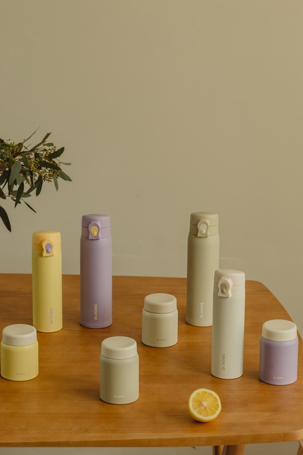 닥터하우스 아띠 원터치 보온병 350ML는 휴대성을 높인 옐로우 색상의 보온병입니다. 스테인리스 소재로 제작되어 튼튼하며, 350ML 용량으로 일상, 사무실, 여행, 아웃도어 등 다양한 상황에서 활용하기 좋습니다. 원터치 버튼으로 간편하게 열고 닫을 수 있으며, 넉넉한 보온/보냉 기능을 제공합니다. 심플하고 모던한 디자인에 원터치 잠금장치가 더해져 사용 편의성을 높였습니다.
