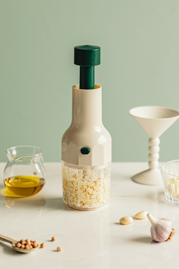 닥터하우스 데일리 야채다지기는 ABS, 스테인리스스틸, POM, PS, 실리콘 소재로 제작되었으며, 화이트와 그린 색상으로 제공됩니다. 손잡이, 접이식, 원터치, 안전잠금, 미끄럼방지 기능으로 편리하게 사용할 수 있습니다. 컴팩트한 분리형 3중날 디자인으로 야채, 과일, 마늘, 이유식 등 다양한 식재료를 간편하게 다질 수 있습니다. 세척이 용이하며 공간 절약과 휴대성이 뛰어나 실용적인 주방용품입니다.
