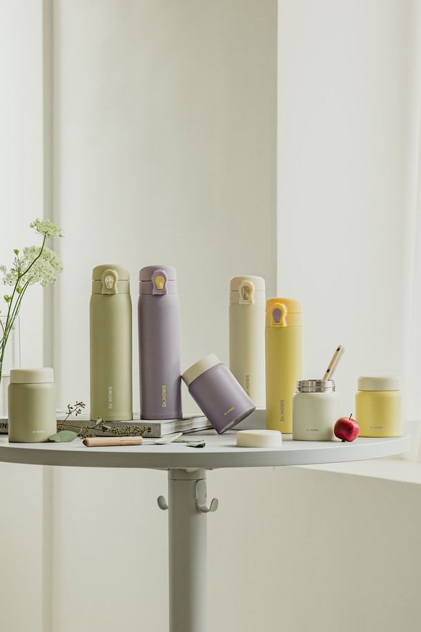 닥터하우스 아띠 원터치 보온병 350ML는 휴대성을 높인 옐로우 색상의 보온병입니다. 스테인리스 소재로 제작되어 튼튼하며, 350ML 용량으로 일상, 사무실, 여행, 아웃도어 등 다양한 상황에서 활용하기 좋습니다. 원터치 버튼으로 간편하게 열고 닫을 수 있으며, 넉넉한 보온/보냉 기능을 제공합니다. 심플하고 모던한 디자인에 원터치 잠금장치가 더해져 사용 편의성을 높였습니다.
