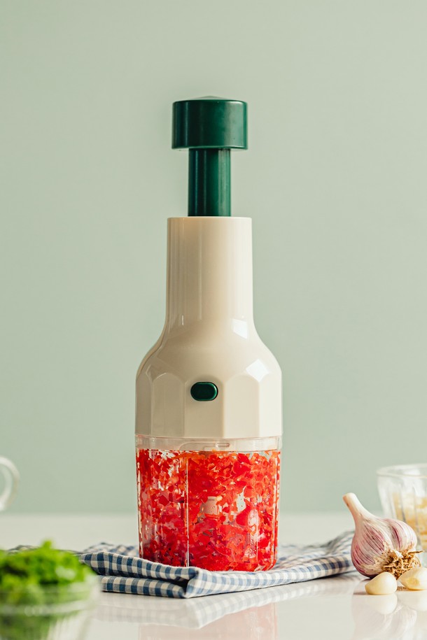 닥터하우스 데일리 야채다지기는 ABS, 스테인리스스틸, POM, PS, 실리콘 소재로 제작되었으며, 화이트와 그린 색상으로 제공됩니다. 손잡이, 접이식, 원터치, 안전잠금, 미끄럼방지 기능으로 편리하게 사용할 수 있습니다. 컴팩트한 분리형 3중날 디자인으로 야채, 과일, 마늘, 이유식 등 다양한 식재료를 간편하게 다질 수 있습니다. 세척이 용이하며 공간 절약과 휴대성이 뛰어나 실용적인 주방용품입니다.
