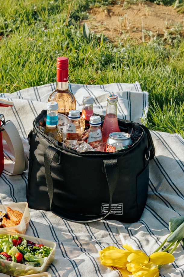 닥터하우스 데일리 캠핑 쿨러백 보온보냉 가방 S는 캠핑, 피크닉, 여행, 일상, 피싱 등 다양한 용도로 활용 가능한 실용적인 쿨러백입니다. 블랙과 레드의 두 가지 색상으로 제공되며, 나일론과 PVC 소재를 사용하여 내구성을 높였습니다. 6시간 동안의 뛰어난 온도 유지 기능을 갖추어 음식과 음료를 신선하게 보관할 수 있으며, 8개의 수납공간, 탈부착 가능한 크로스 스트랩, 내부 메쉬 포켓 4개, 외부 수납 포켓 등 넉넉한 수납 공간을 제공합니다. 접이식 디자인과 손잡이가 있어 휴대 및 보관이 용이하고, 사이즈 조절이 가능하여 내용물의 양에 따라 유연하게 사용할 수 있습니다. 가방은 사각형 모양이며 지퍼로 잠금 방식을 채택했습니다.
