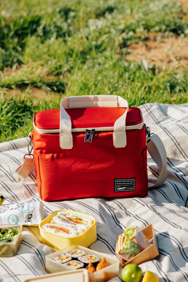 닥터하우스 데일리 캠핑 쿨러백(보온보냉 가방) S는 캠핑, 피크닉, 여행, 일상, 낚시, 하이킹 등 다양한 용도로 활용 가능한 실용적인 가방입니다. 블랙, 레드의 두 가지 색상으로 출시되었으며, 나일론과 PVC 소재를 사용하여 내구성을 높였습니다. 보온 및 보냉 기능을 제공하며, 최대 6시간까지 온도 유지가 가능합니다. 8개의 수납공간과 메쉬 포켓, 탈부착 크로스 스트랩, 외부 포켓 등 넉넉한 수납 공간과 편리한 사용성을 자랑합니다. 가방 내부에는 0.5mm 두께의 PE폼 단열재가 사용되어 보냉/보온 효과를 극대화했습니다.
