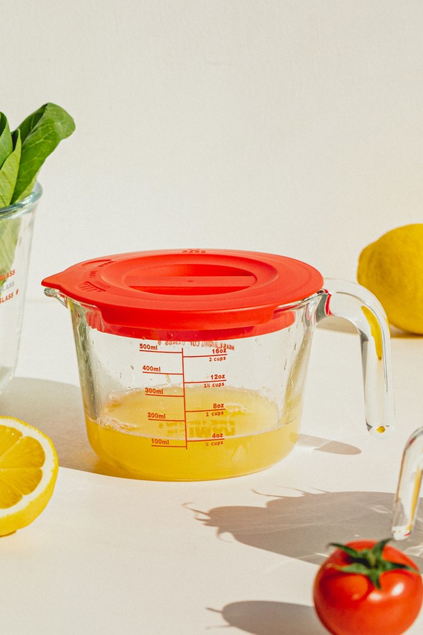 닥터하우스 라미 계량컵 500ml (뚜껑 포함)는 주방 조리 및 베이킹에 유용한 계량컵입니다. 유리와 플라스틱 소재로 제작되어 내구성이 뛰어나고, -20°C부터 560°C까지의 넓은 온도 범위에서 사용 가능하며, 전자레인지 및 식기세척기 사용이 가능하여 편리합니다. 500ml 용량으로 ML, OZ, CUPS 3가지 단위의 눈금 표시가 있어 정확한 계량이 용이하며, 인체공학적 손잡이와 뚜껑이 포함되어 있습니다. 라운드 디자인과 뚜껑이 있어 공간 효율적인 보관이 가능하며, 얼룩과 냄새 걱정 없이 위생적으로 사용할 수 있습니다. 뚜껑은 -10°C ~ 100°C까지 사용 가능하며, 세척이 용이합니다.
