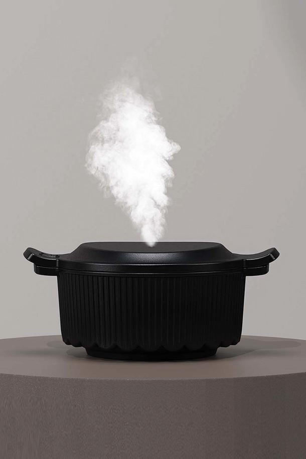 닥터하우스 오름 무균열 뚝배기 16cm는 한국 전통 기와집을 모티브로 한 디자인에 양수 손잡이와 볼록 엠보싱 뚜껑을 갖춘 흑색 뚝배기입니다. 페달라이트 내열토 소재로 제작되어 1250도의 고온에서도 견디며, 열팽창과 수축이 없어 튼튼합니다. 찌개, 탕, 국, 계란찜, 디저트 등 다양한 요리에 사용 가능하며, 요리 후 남은 음식은 뚝배기 채로 보관할 수 있습니다. 닥터하우스 오름 뚝배기는 수분 순환 시스템, 균일 열전도, 뛰어난 열 보존 기능으로 맛있는 요리를 완성하며, 세균 번식을 억제해 위생적인 사용을 돕습니다. 추가로, 광목 보자기 증정으로 더욱 실용적입니다.
